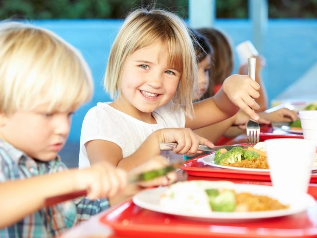 uśmiechnięte dzieciaki przy jedzeniu